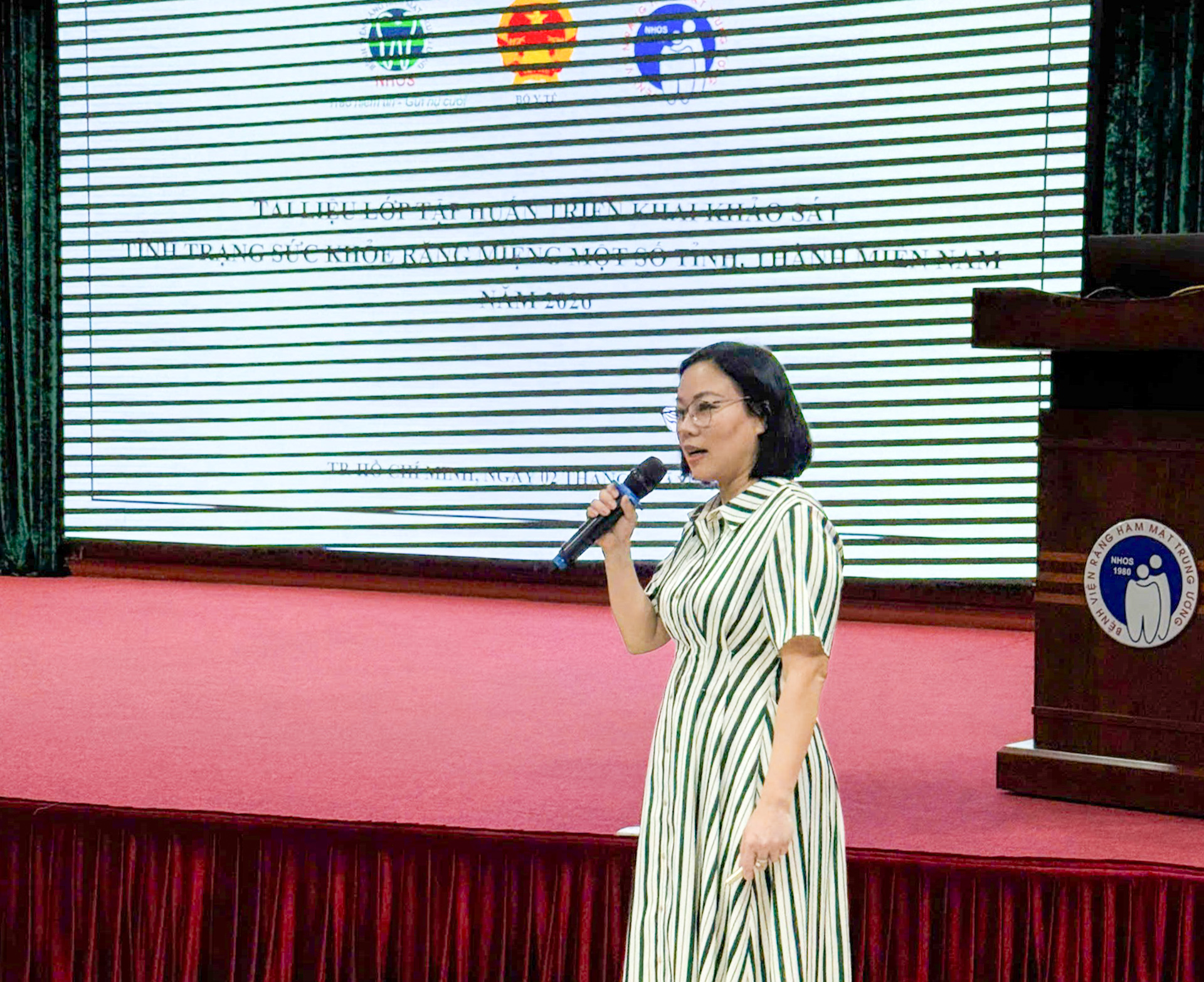 PGS.TS. Nguyễn Thị Hồng Minh, Thư ký Đề tài, Trưởng phòng Đào tạo và Quản lý Nghiên cứu khoa học Bệnh viện trình bày tổng quan về đề tài và hướng dẫn các nội dung tập huấn.